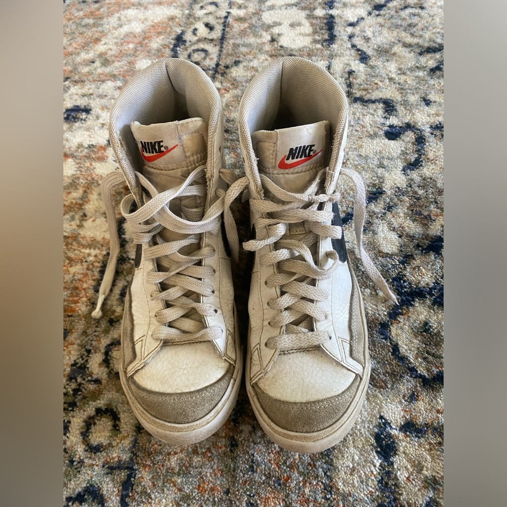 Nike Blazers Youth Sz 5.5 (See last 2 photos)